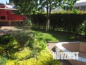 Дом 437м², 3-этажный, участок 8 сот.