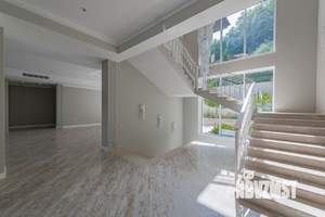 Дом 1500м², 3-этажный, участок 30 сот.