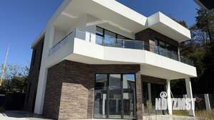 Дом 220м², 2-этажный, участок 8 сот.