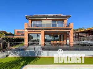 Коттедж 250м², 2-этажный, участок 6 сот.