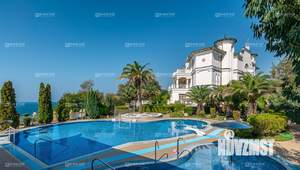 Дом 1200м², 3-этажный, участок 30 сот.