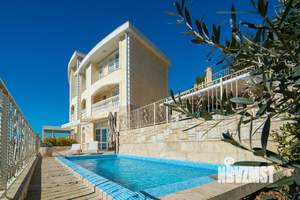 Дом 200м², 3-этажный, участок 6 сот.