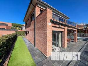 Коттедж 250м², 2-этажный, участок 6 сот.