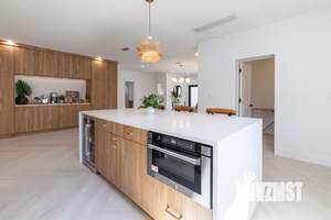 Коттедж 650м², 3-этажный, участок 30 сот.