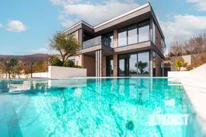 Коттедж 340м², 2-этажный, участок 6 сот.