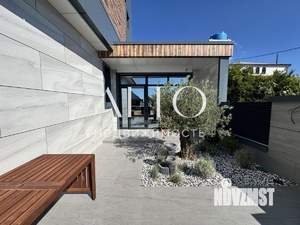 Дом 294м², 3-этажный, участок 5 сот.