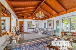 Дом 253м², 2-этажный, участок 10 сот.