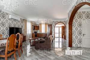 Дом 307м², 3-этажный, участок 8 сот.