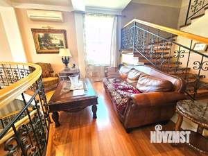 Дом 438м², 3-этажный, участок 6 сот.