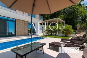 Коттедж 300м², 2-этажный, участок 6 сот.