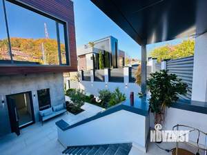 Коттедж 300м², 2-этажный, участок 6 сот.