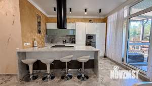 Коттедж 200м&sup2;, 3-этажный, на длительный срок, 