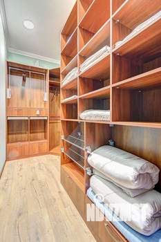 Коттедж 270м&sup2;, 3-этажный, на длительный срок, 