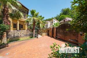 Дом 900м&sup2;, 3-этажный, посуточно, 