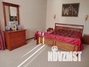 Дом 350м², 3-этажный, на длительный срок, 