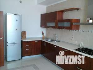 Дом 300м&sup2;, 4-этажный, посуточно, 