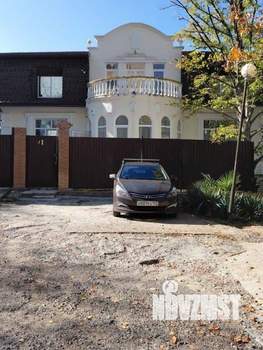 Коттедж 300м&sup2;, 3-этажный, на длительный срок, 