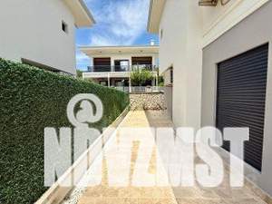 Коттедж 190м², 2-этажный, участок 5 сот.  