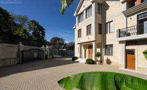 Дом 550м², 3-этажный, участок 15 сот.  