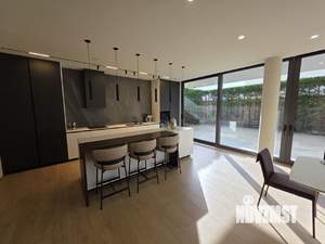 Дом 300м&sup2;, 2-этажный, участок 10 сот.  