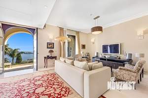 Дом 380м², 3-этажный, участок 16 сот.  