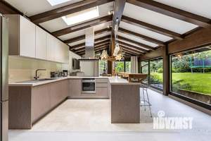 Дом 299м², 3-этажный, участок 15 сот.  