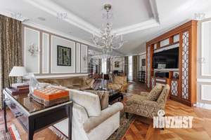 Дом 1250м², 3-этажный, участок 60 сот.  