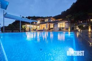 Дом 1500м&sup2;, 3-этажный, участок 30 сот.  