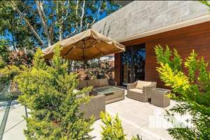 Дом 300м&sup2;, 2-этажный, участок 8 сот.  