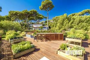 Дом 1040м&sup2;, 2-этажный, участок 80 сот.  