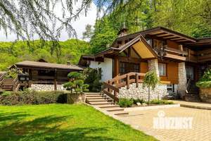 Дом 299м², 3-этажный, участок 15 сот.  