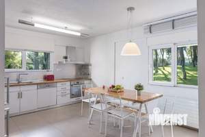 Дом 240м², 2-этажный, участок 18 сот.  