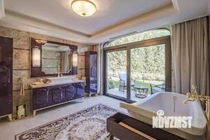 Дом 1040м&sup2;, 2-этажный, участок 80 сот.  