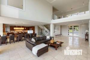 Дом 650м², 3-этажный, участок 128 сот.  