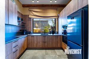 Коттедж 350м², 2-этажный, участок 10 сот.  