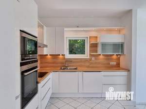 Дом 180м², 2-этажный, участок 5 сот.  