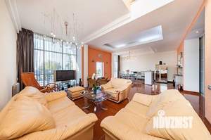 Дом 1000м², 2-этажный, участок 40 сот.  