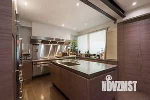 Дом 970м&sup2;, 3-этажный, участок 24 сот.  