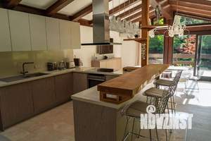 Дом 300м&sup2;, 3-этажный, участок 15 сот.  