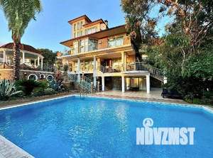 Коттедж 570м², 3-этажный, участок 20 сот.  