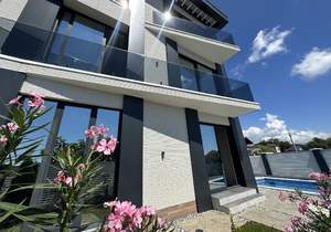 Дом 220м², 2-этажный, участок 5 сот.  