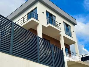 Дом 215м&sup2;, 3-этажный, участок 4 сот.  