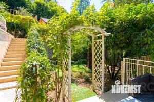 Дом 200м², 2-этажный, участок 10 сот.  