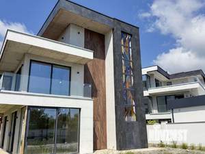 Дом 240м², 3-этажный, участок 4 сот.  