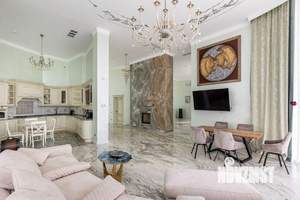 Дом 700м², 3-этажный, участок 17 сот.  