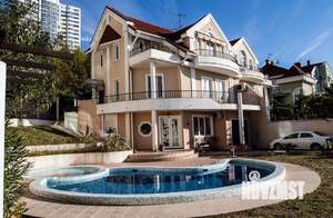 Коттедж 350м², 3-этажный, участок 15 сот.  