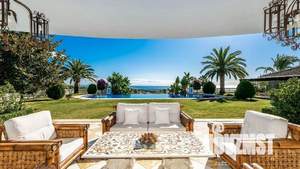 Дом 1400м², 3-этажный, участок 35 сот.  