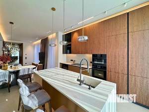 Дом 550м², 3-этажный, участок 10 сот.  