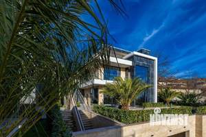 Дом 356м², 3-этажный, участок 6 сот.  