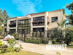 Дом 450м&sup2;, 3-этажный, участок 10 сот.  